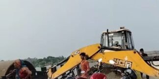 Jaunpur: जंघई फ्लाईओवर पर रास्ता रोकने के लिए खड़ी कर दी जेसीबी, चार घंटे बंद रही क्रॉसिंग, राहगीरों में मचा हड़कंप