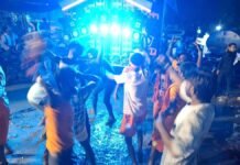 UP: चौथी सोमवारी पर बाबा विश्वनाथ के दर्शन को उमड़ा आस्था का सैलाब, हर-हर महादेव से गूंजा मुगलसराय