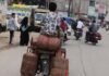 UP: हाथरस में सुरक्षा से खिलवाड़ का वीडियो चर्चा में, पांच गैस सिलेंडरों के ऊपर बच्चे को बैठाकर बाइक से निकला युवक