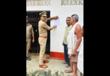 Amethi: अमेठी में फरार हत्यारोपी पर पुलिस का शिकंजा ढोल-नगाड़ों के साथ मुनादी कर घर पर चस्पा किया धारा 82 का नोटिस, सरेंडर नहीं