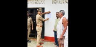 Amethi: अमेठी में फरार हत्यारोपी पर पुलिस का शिकंजा ढोल-नगाड़ों के साथ मुनादी कर घर पर चस्पा किया धारा 82 का नोटिस, सरेंडर नहीं