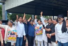 Amethi: मुख्य चुनाव आयुक्त के इस्तीफे की मांग को लेकर अमेठी में कांग्रेस का विरोध मार्च, भाजपा के खिलाफ की नारेबाजी