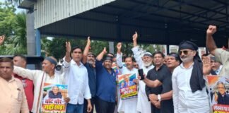 Amethi: मुख्य चुनाव आयुक्त के इस्तीफे की मांग को लेकर अमेठी में कांग्रेस का विरोध मार्च, भाजपा के खिलाफ की नारेबाजी