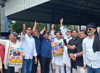 Amethi: मुख्य चुनाव आयुक्त के इस्तीफे की मांग को लेकर अमेठी में कांग्रेस का विरोध मार्च, भाजपा के खिलाफ की नारेबाजी