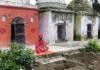 Amethi में पुलिस कार्रवाई से नाराज महंत ने खोदा गड्ढा, धरने पर बैठे, बोले- न्याय नहीं मिला तो दोपहर में लेंगे समाधि