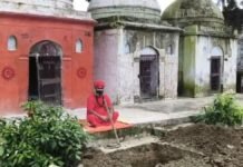 Amethi में पुलिस कार्रवाई से नाराज महंत ने खोदा गड्ढा, धरने पर बैठे, बोले- न्याय नहीं मिला तो दोपहर में लेंगे समाधि
