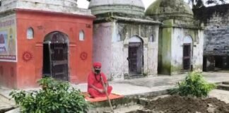 Amethi में पुलिस कार्रवाई से नाराज महंत ने खोदा गड्ढा, धरने पर बैठे, बोले- न्याय नहीं मिला तो दोपहर में लेंगे समाधि