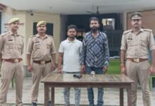 Azamgarh: सोशल मीडिया पर तलवार और डमी कट्टा लहराकर रील बनाना पड़ा भारी, दो युवकों पर पुलिस की कार्रवाई