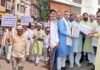 UP: बलिया में UPI शुल्क के विरोध में कांग्रेस का प्रदर्शन, मंत्री के आवास पर सौंपी पूजा सामग्री