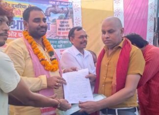 UP: बांदा में पेयजल संकट पर जल सत्याग्रह चौथे दिन भी जारी, NH-35 पर डटे ग्रामीण, नेताओं ने दिया समर्थन