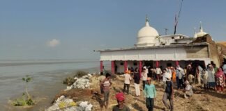 Barabanki: घाघरा की तेज कटान से 1100 साल पुराने बाबा नारायण दास मंदिर पर खतरा, प्रशासन ने शुरू किया बचाव कार्य
