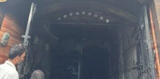 Pilibhit में आधी रात शॉर्ट सर्किट से घर में लगी भीषण आग, लाखों का सामान जलकर राख