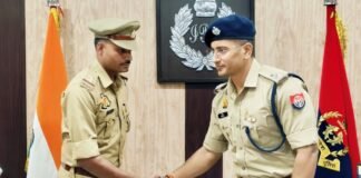 Gonda: मुख्य आरक्षी रविंद्र यादव बने उप निरीक्षक, एसपी अभिषेक ने कंधों पर स्टार लगाकर किया अलंकृत
