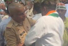 Gorakhpur में चुनाव आयुक्त का पुतला फूंकने पर कांग्रेसियों व पुलिस में झड़प, कहा- “वोट चोरी करके प्रधानमंत्री को बनाया”