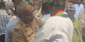 Gorakhpur में चुनाव आयुक्त का पुतला फूंकने पर कांग्रेसियों व पुलिस में झड़प, कहा- “वोट चोरी करके प्रधानमंत्री को बनाया”
