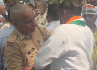Gorakhpur में चुनाव आयुक्त का पुतला फूंकने पर कांग्रेसियों व पुलिस में झड़प, कहा- “वोट चोरी करके प्रधानमंत्री को बनाया”