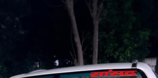 प्रतिमा विसर्जन के दौरान सांसद संतकबीरनगर की गाड़ी पर पथराव, शीशा टूटा