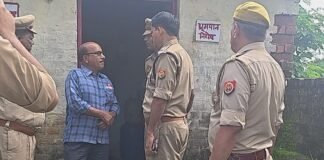 Mirzapur: कौशांबी हादसे का असर, मिर्जापुर में पटाखा गोदामों पर पुलिस की छापेमारी, बाजार में मची खलबली