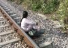 Raebareli: रायबरेली में ट्रैक पर बैठी महिला को बचाने के बजाय खींचते रहे फोटो, ट्रेन से कटकर मौत