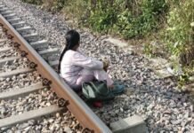 Raebareli: रायबरेली में ट्रैक पर बैठी महिला को बचाने के बजाय खींचते रहे फोटो, ट्रेन से कटकर मौत