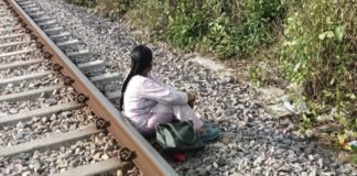 Raebareli: रायबरेली में ट्रैक पर बैठी महिला को बचाने के बजाय खींचते रहे फोटो, ट्रेन से कटकर मौत