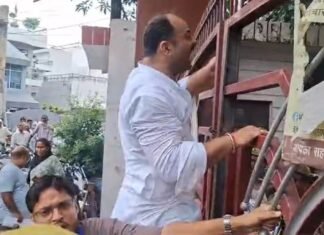 Saharanpur में कांग्रेसियों का कलेक्ट्रेट पर हंगामा, पुलिस से धक्का-मुक्की में जिलाध्यक्ष का फटा कुर्ता