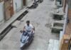Hathras में वाहन चोरों का कारनामा, बिछुआ गली से मेडिकल स्टोर संचालक की स्कूटी चोरी, CCTV में कैद हुई वारदात