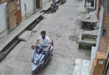 Hathras में वाहन चोरों का कारनामा, बिछुआ गली से मेडिकल स्टोर संचालक की स्कूटी चोरी, CCTV में कैद हुई वारदात
