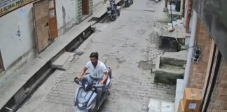 Hathras में वाहन चोरों का कारनामा, बिछुआ गली से मेडिकल स्टोर संचालक की स्कूटी चोरी, CCTV में कैद हुई वारदात
