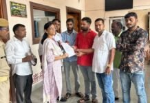 Sultanpur: देवी-देवताओं की झांकियों पर रोक समेत विभिन्न मांगों को लेकर ज्ञापन