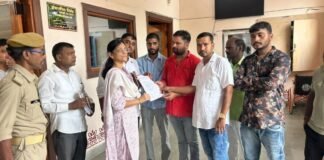 Sultanpur: देवी-देवताओं की झांकियों पर रोक समेत विभिन्न मांगों को लेकर ज्ञापन