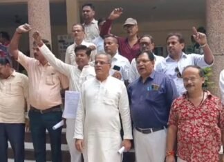 Banda: UPI पर MDR को लेकर व्यापारियों में उबाल, PM के नाम DM को सौंपा ज्ञापन