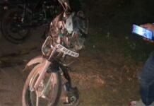 हाथरस में भीषण सड़क हादसा: टेंपो-बाइक की आमने-सामने भिड़ंत, दो की मौत, युवती गंभीर