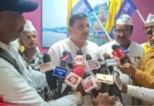 UP: पीडीडीयू जंक्शन पहुंचे AAP सांसद संजय सिंह, कार्यकर्ताओं ने ढोल-नगाड़ों के साथ किया भव्य स्वागत