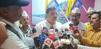 UP: पीडीडीयू जंक्शन पहुंचे AAP सांसद संजय सिंह, कार्यकर्ताओं ने ढोल-नगाड़ों के साथ किया भव्य स्वागत