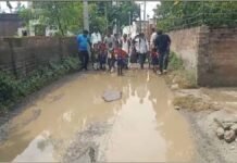 UP: कीचड़ और जलभराव से जूझ रहा हलधरमऊ का रास्ता, स्कूल जाते बच्चे फिसलकर हो रहे चोटिल