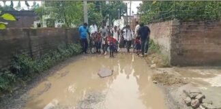 UP: कीचड़ और जलभराव से जूझ रहा हलधरमऊ का रास्ता, स्कूल जाते बच्चे फिसलकर हो रहे चोटिल
