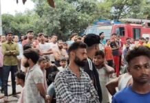UP: बरेली में हार्डवेयर-परचून की दुकान में भीषण आग, लाखों का सामान जलकर राख