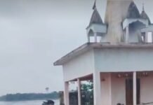 UP: रामगंगा का रौद्र रूप, मंदिर के बिल्कुल करीब पहुची धारा