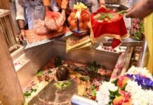UP: काशी से मथुरा जाएगा बाबा विश्वनाथ का उपहार, लड्डू गोपाल को भेजी गई भेंट सामग्री