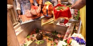 UP: काशी से मथुरा जाएगा बाबा विश्वनाथ का उपहार, लड्डू गोपाल को भेजी गई भेंट सामग्री