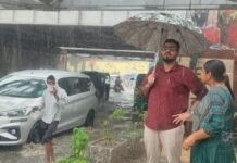 मथुरा: बारिश में खुद मैदान में उतरे नगर आयुक्त, भूतेश्वर अंडरपास से निकलवाया पानी