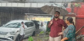 मथुरा: बारिश में खुद मैदान में उतरे नगर आयुक्त, भूतेश्वर अंडरपास से निकलवाया पानी