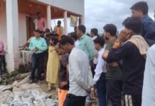 बरेली: रामगंगा का रुख देख सतर्क हुआ प्रशासन, एसडीएम ने कपूरपुर में मंदिर बचाव कार्यों का लिया जायजा