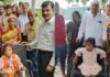 बलिया: एक पैर से स्कूल का सफर तय कर रही थी 7 साल की रागिनी, DM ने गांव पहुंचकर दिया मदद का भरोसा