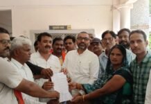 UP: लाभांश बढ़ने से बाराबंकी के कोटेदारों में खुशी, डीएम को सौंपा आभार ज्ञापन