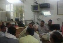 ‘आवाज इसी तरह रहेगी…’, LIC कैशियर के कथित रवैये से नाराज एजेंटों ने उठाई आवाज