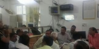 ‘आवाज इसी तरह रहेगी…’, LIC कैशियर के कथित रवैये से नाराज एजेंटों ने उठाई आवाज