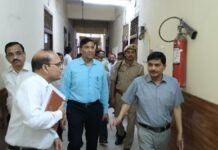 UP: गोंडा विकास भवन में CDO का औचक निरीक्षण, 6 कर्मचारी मिले गैरहाजिर, वेतन रोकने के निर्देश