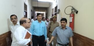 UP: गोंडा विकास भवन में CDO का औचक निरीक्षण, 6 कर्मचारी मिले गैरहाजिर, वेतन रोकने के निर्देश